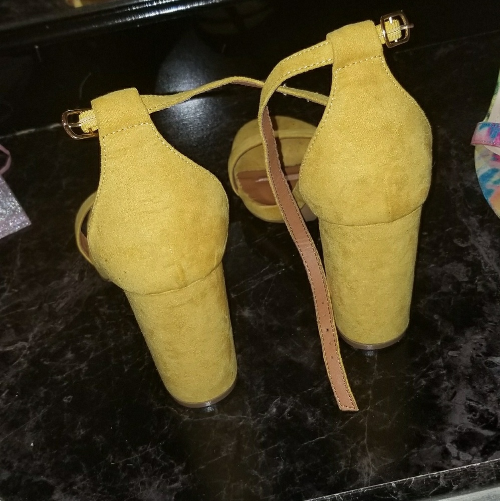 Heels - Picture 2 of 3